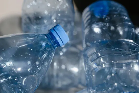 Botellas vacías de agua mineral que resaltan la diferencia entre agua mineral y agua del grifo.